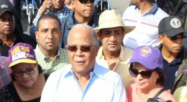 Manuel Rivas juramenta equipos de campaña y realiza caravana en Santo Domingo Oeste