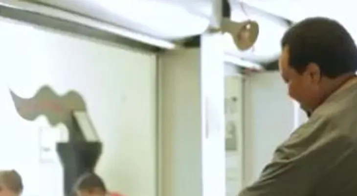 Encerraron al conserje. Cuando se abrió la puerta, se echó a llorar (VIDEO)