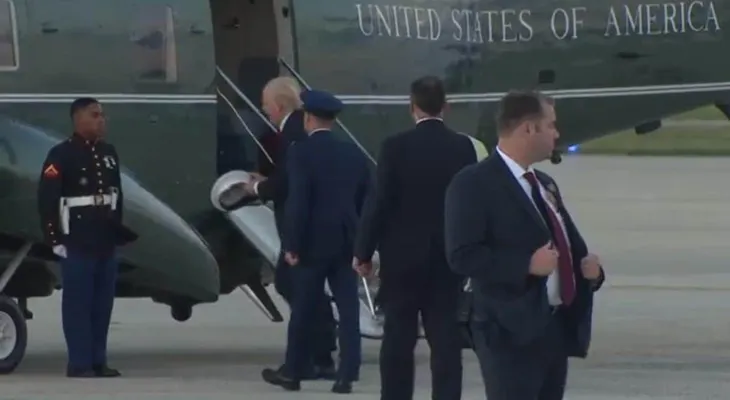 La reacción de Donald Trump ante un marine al que se le cayó el gorro