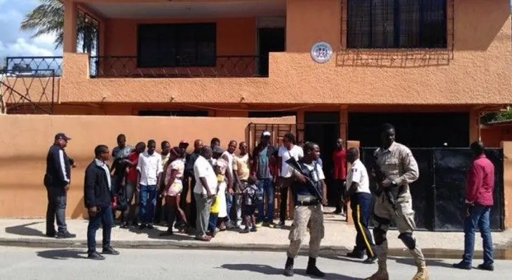 Decenas de haitianos acuden en busca de visas a consulado dominicano