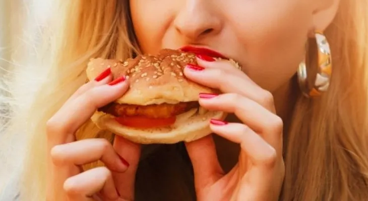 Por qué es importante masticar más la comida