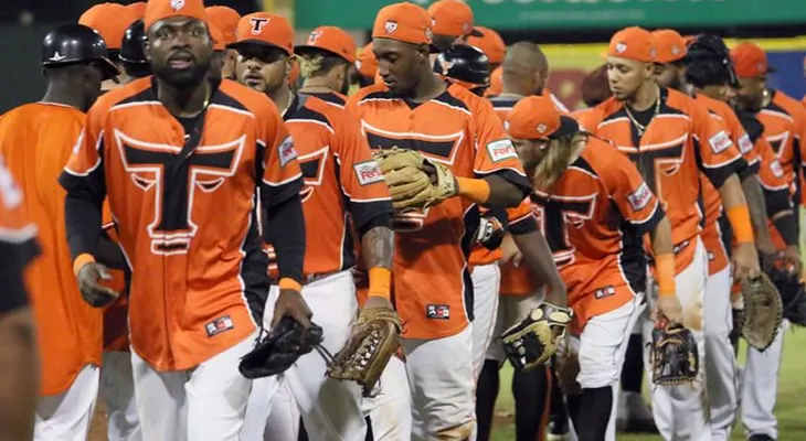 Los Toros anotan seis en el octavo y apabullan a los Tigres 9 carreras por 3
