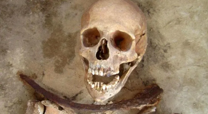 Encuentran vampiros enterrados en un cementerio medieval de Polonia