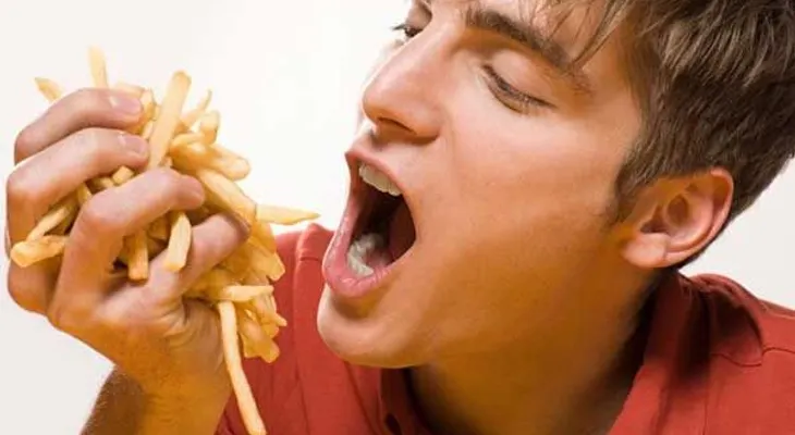 Revelan el mortal peligro secreto de las patatas fritas; dos veces más riesgo de muerte