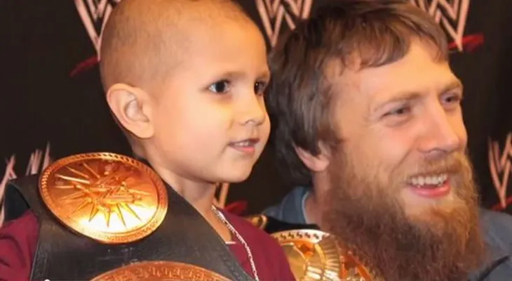 Un niño con cáncer peleó con su ídolo de la WWE antes de morir  