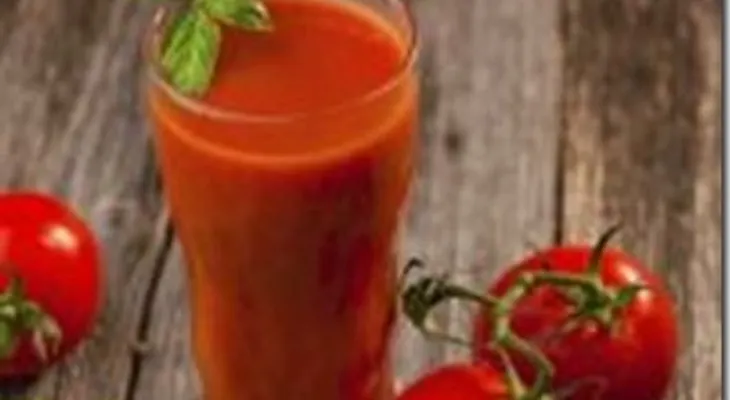 3 beneficios de beber jugo de tomate