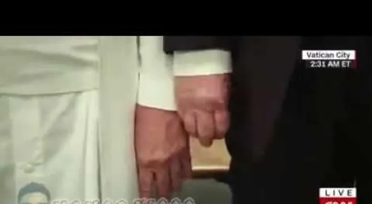 El papa Francisco rechaza Trump le agarre su mano; le da un manotazo