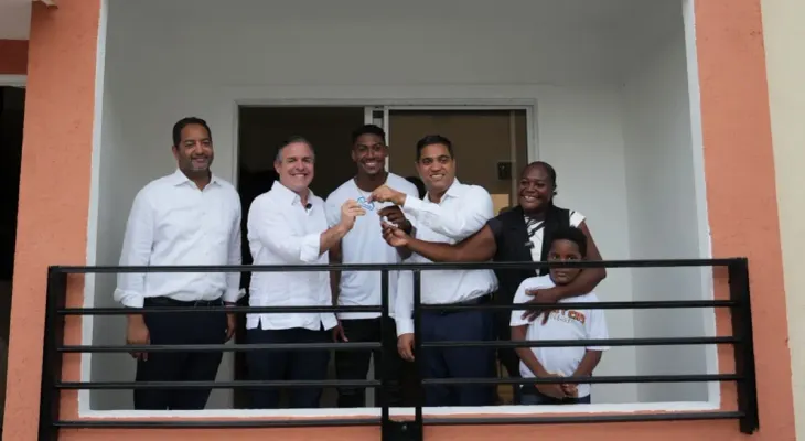 Christopher Melenciano recibe vivienda del MIVED y el Ministerio de Deportes