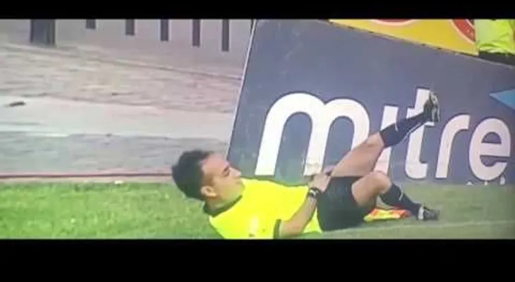 Un pelotazo que derribó a un juez de línea con mucho teatro (VIDEO)