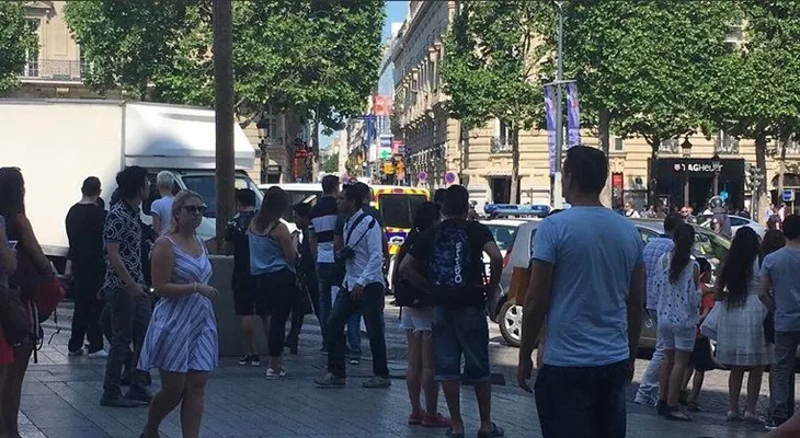 Un vehículo embistió a un auto de la policía en París