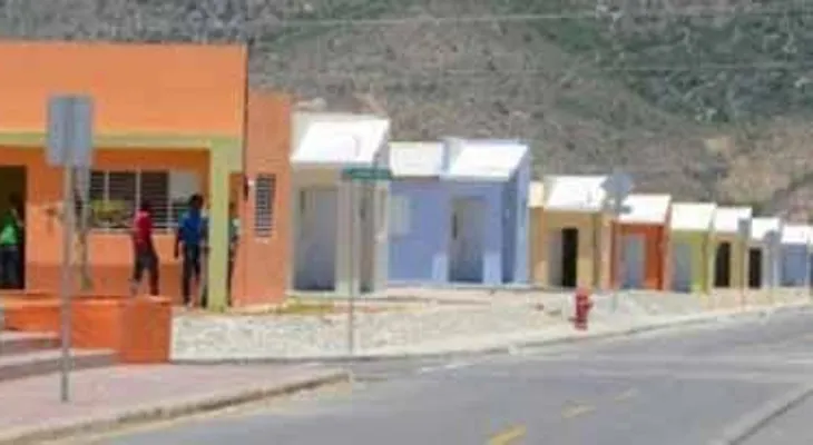 Denuncian irregularidades en entregas de casas en Boca de Cachón 