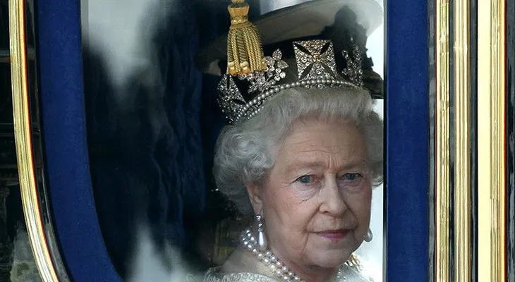 Los extraños derechos exclusivos de Isabel II