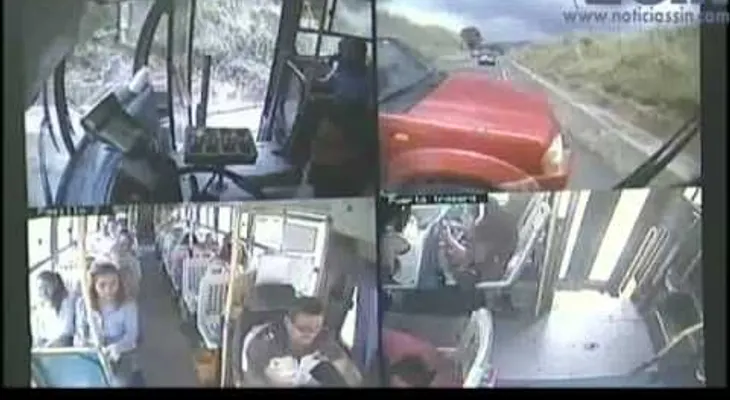 Aparatoso accidente en Santiago, el vehiculo quedó partido a la mitad