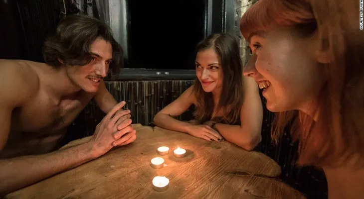 Un visita al restaurante nudista de Londres