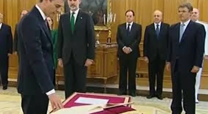 Sin Biblia ni crucifijo, Sánchez jura su cargo de nuevo presidente de gobierno español 