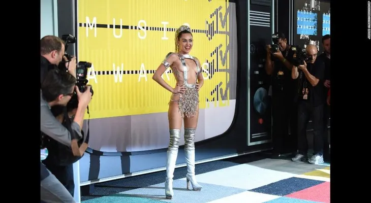Los extravagantes atuendos de Miley Cyrus en los premios VMA