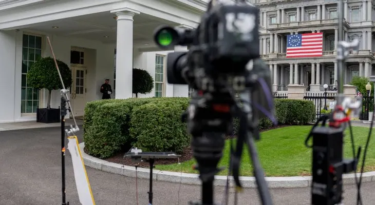 Departamento de Justicia investiga a cadenas de TV por su respuesta al veto de CNN en la Casa Blanca
