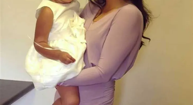 Madre observa foto de ultrasonido de su bebé y descubre algo escalofriante