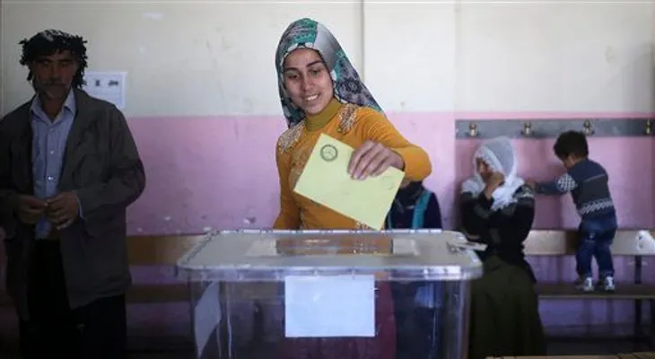 Turquía vota en un histórico referendo que daría amplios poderes al Presidente