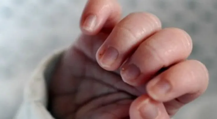 Hombre ahorca a su hija de 11 meses y lo transmite por Facebook 