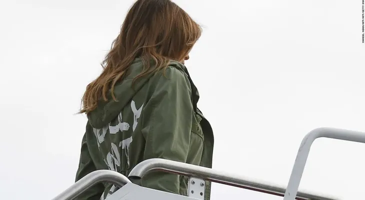 Melania Trump con el mensaje en su chaqueta: â??Realmente no me importaâ? antes de visitar la frontera