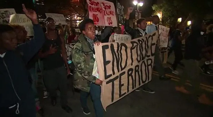 Protestas pacíficas en medio de un toque de queda en Charlotte