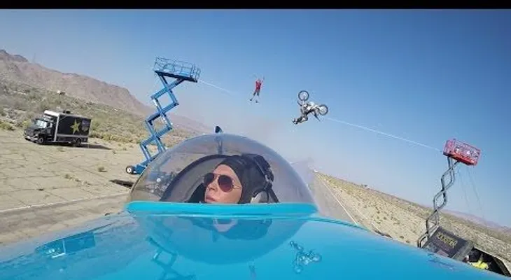 ¡Triple salto mortal! Impresionante acto involucra avión, motocicleta y un equilibrista (VIDEO)
