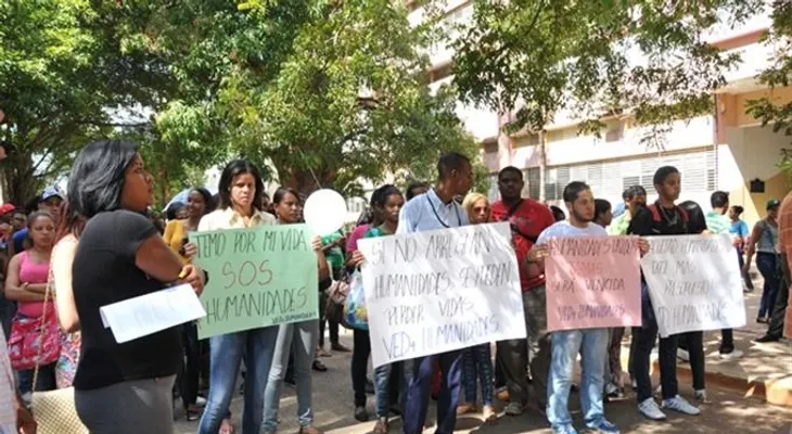 Estudiantes UASD reclaman reparación Facultad de Humanidades