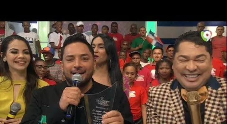 El besito de Manny Manuel a El Pachá