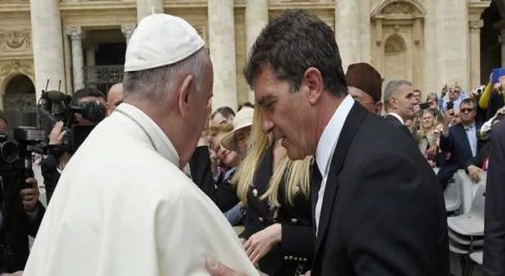 El papa Francisco saluda al actor español Antonio Banderas en el Vaticano