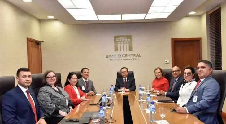 Gobernador Valdez Albizu recibe a especialistas del Centro de Estudios Hemisféricos de Defensa William J. Perry