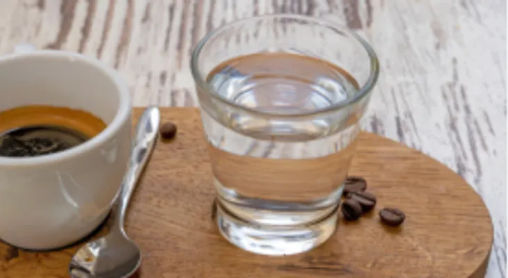 ¿Agua antes o después del café? El hábito sencillo que mejora tu salud