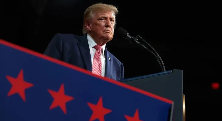 Trump advierte sobre un futuro sombrío si los demócratas ganan el Congreso en su mitin de Kansas
