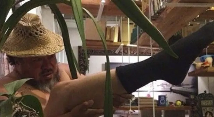 Un artista convierte su pierna en fusil y hace furor en internet