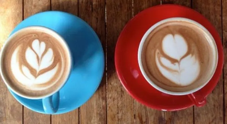 ¿Color de taza influye en el consumo de azúcar?