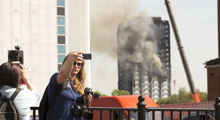 INDIGNACIÓN: Torre incendiada en Londres se convierte en destino para selfies