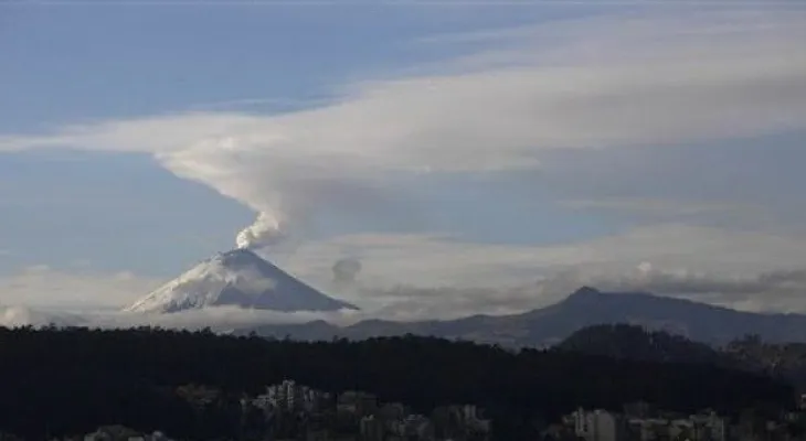 Volcán Cotopaxi continúa con emisión de ceniza en Ecuador