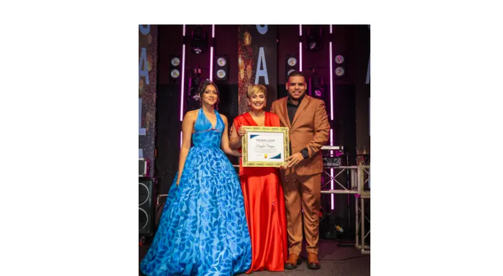Danylsa Vargas recibe reconocimiento a trayectoria en Premios La Flor