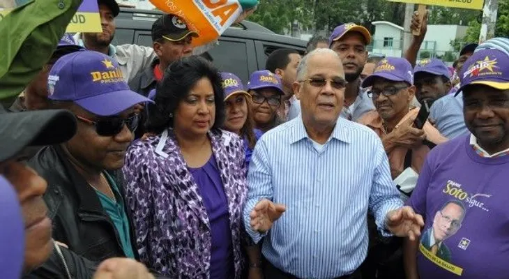 Manuel Rivas clama 4 años más durante recorrido del presidente Medina en SDO