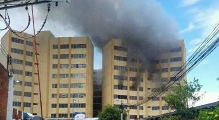 Bomberos combaten incendio en un edificio del Ministerio de hacienda de El Salvador