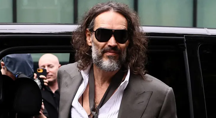 Fiscalía británica califica a Russell Brand de "depredador sexual calculador y manipulador" en juicio por abusos a seis mujeres