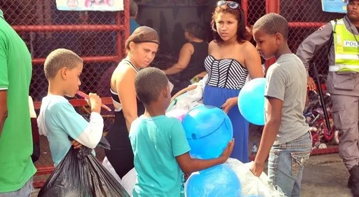 Niños venden juegos el Día de los Reyes