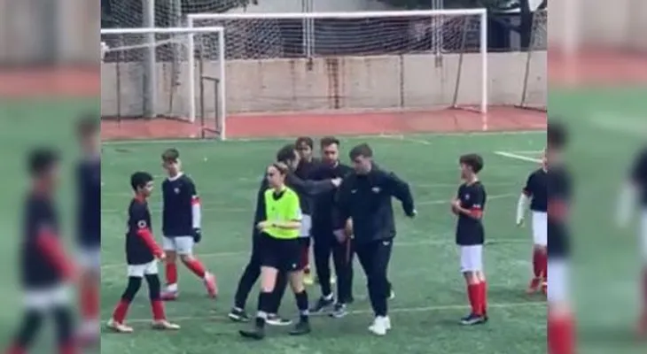 El video del entrenador enfurecido que intentó agredir una árbitra en partido de futbol 
