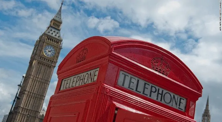 Clásicas cabinas telefónicas rojas británicas se convierten en tiendas de café, puestos de comida y librerías