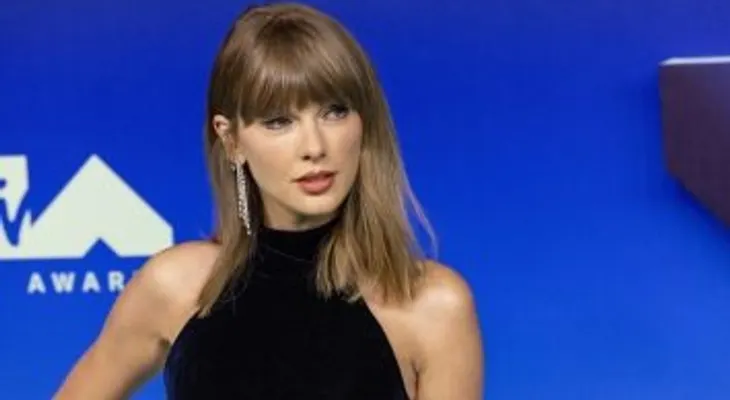 Los Javis y el elenco de "La Bola Negra" se desbordan como fans en la gala previa al Óscar junto a Taylor Swift