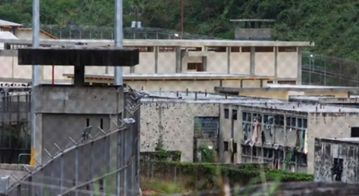 Encarcelan exdirector de penal venezolano por facilitar armas a los internos
