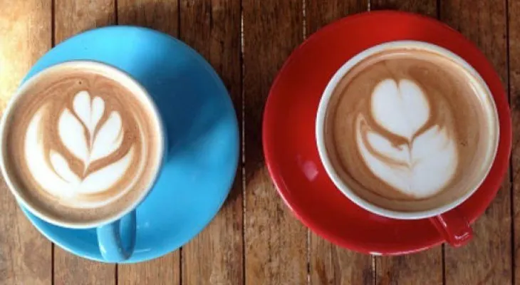 ¿Color de taza influye en el consumo de azúcar?