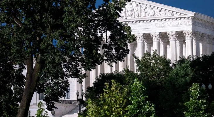 Corte Suprema de EE.UU. autoriza temporalmente a Trump reanudar deportaciones a terceros países
