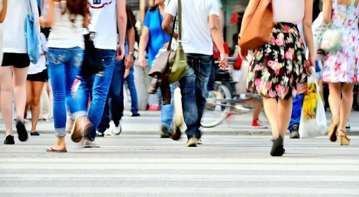 Caminar es uno de los ejercicios más completos; se recomienda 150 minutos a la semana 
