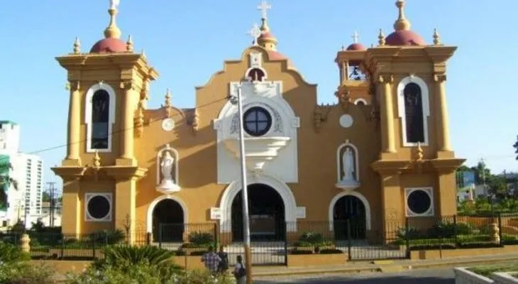 Exempleados portuarios tocan campanario de iglesia en protesta